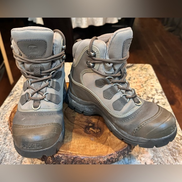 Sorel Shoes - Sorel hiking winter boots. Size 6. Has Thinsulate Ultra lining for extra warmth.